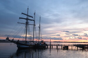 Schiff im Sonnenuntergang