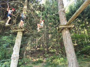 Kinder im Klettergarten