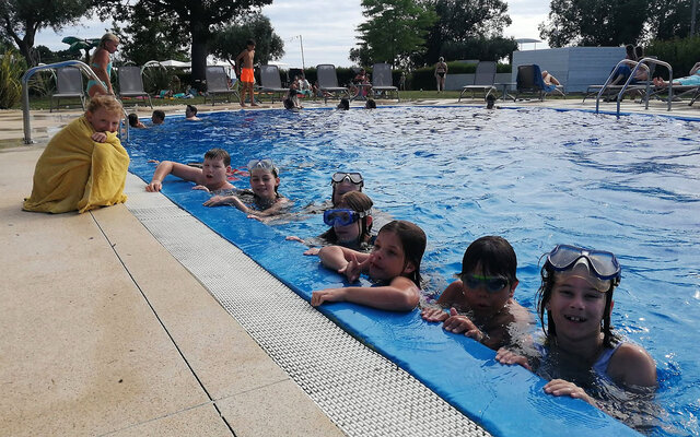 Kinder in Schwimmbad
