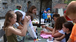 Kinder beim Batiken