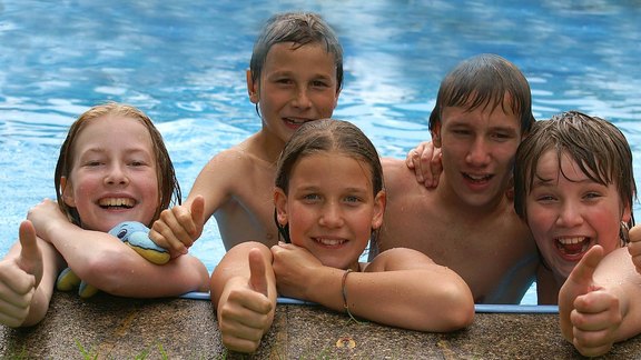 Superhelden und Singstars - Kinder im Pool - Foto: Pixabay