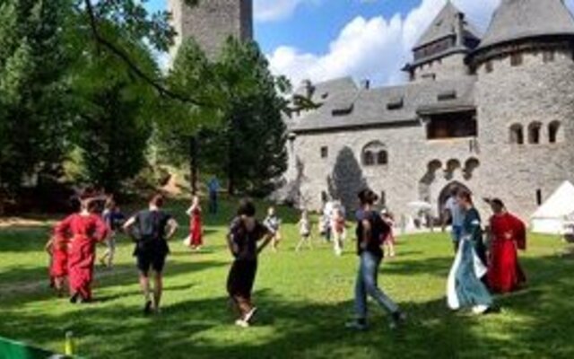 tanzende Kinder @Burgfundus