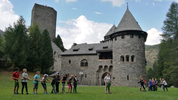 Kinder spielen vor Burg