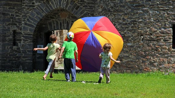 Familienwochenende - Kinder spielen vor Burg Finstergrün - Foto: Löbl