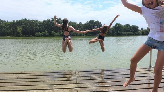 7 Days für Mutige - Mädchen springen in See - Foto: EJ Stmk