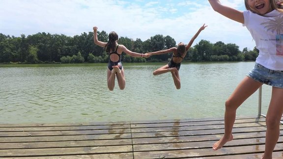 Mädchen springen in See - Foto: Reindl