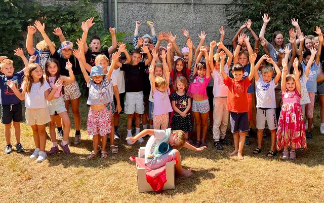Winkende Kinder
