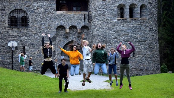 Computertage - Jugendliche springen vor Burg Finstergrün - Foto: Ahrer