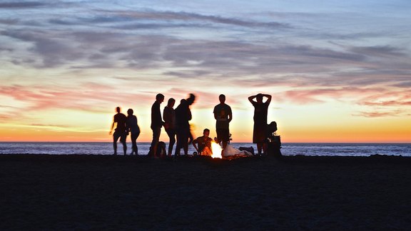 Jugendliche am Meer beim Lagerfeuer - Foto Doan/unsplash