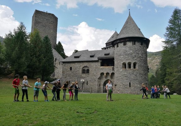 Kindergruppe vor Burg Finstergrün - Foto: Schrödl
